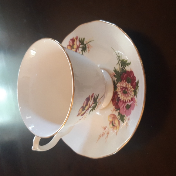 Queen Anne Bone China Made in England Teacup & Saucer # 8200 - Picture 2 of 8